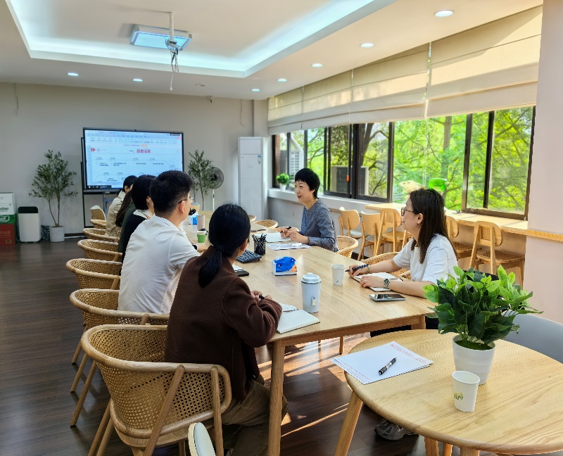 桌子上有许多人在餐厅用餐中度可信度描述已自动生成